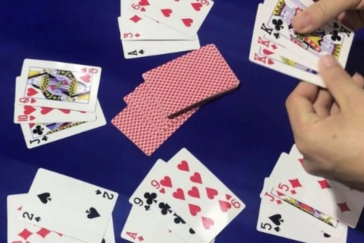 gian lận bằng cách lót bài tiền lên